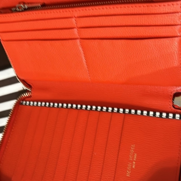 🤎 Henri Bendel ®️ Orange Leather Continental Zipper Wallet Preowned - Picture 6 of 12